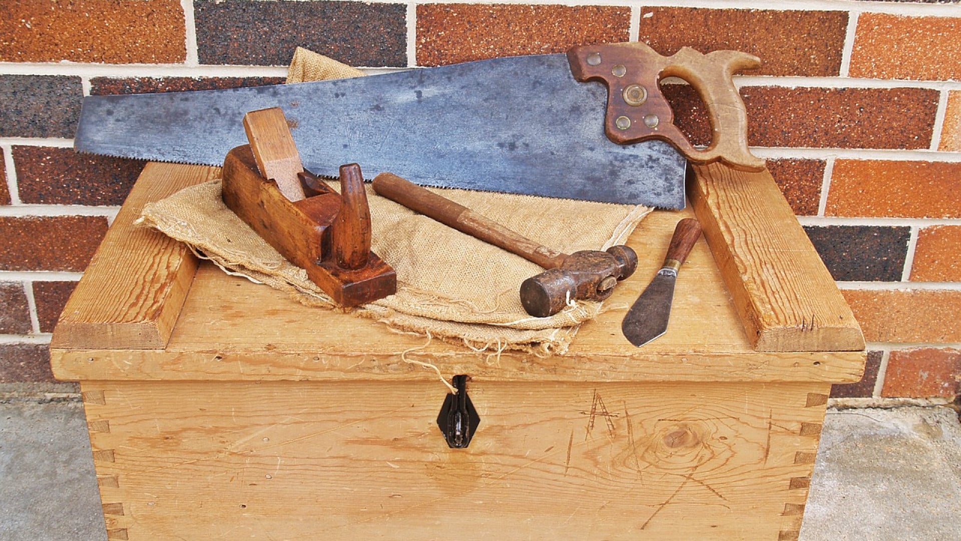 Инструменты резчика по дереву. Плотницкие столярные инструменты. Курсы столяра. Столярный инструмент. Столярное дело для начинающих.