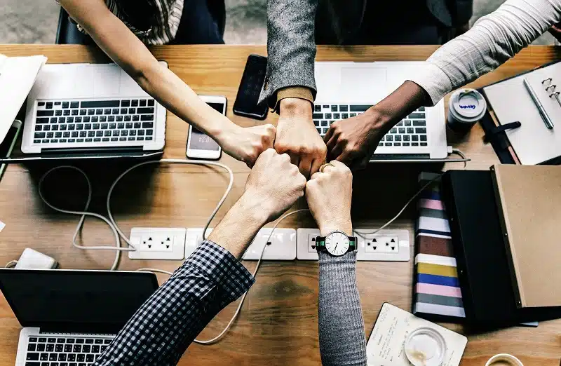 Comment utiliser la technologie pour faciliter le travail d'équipe