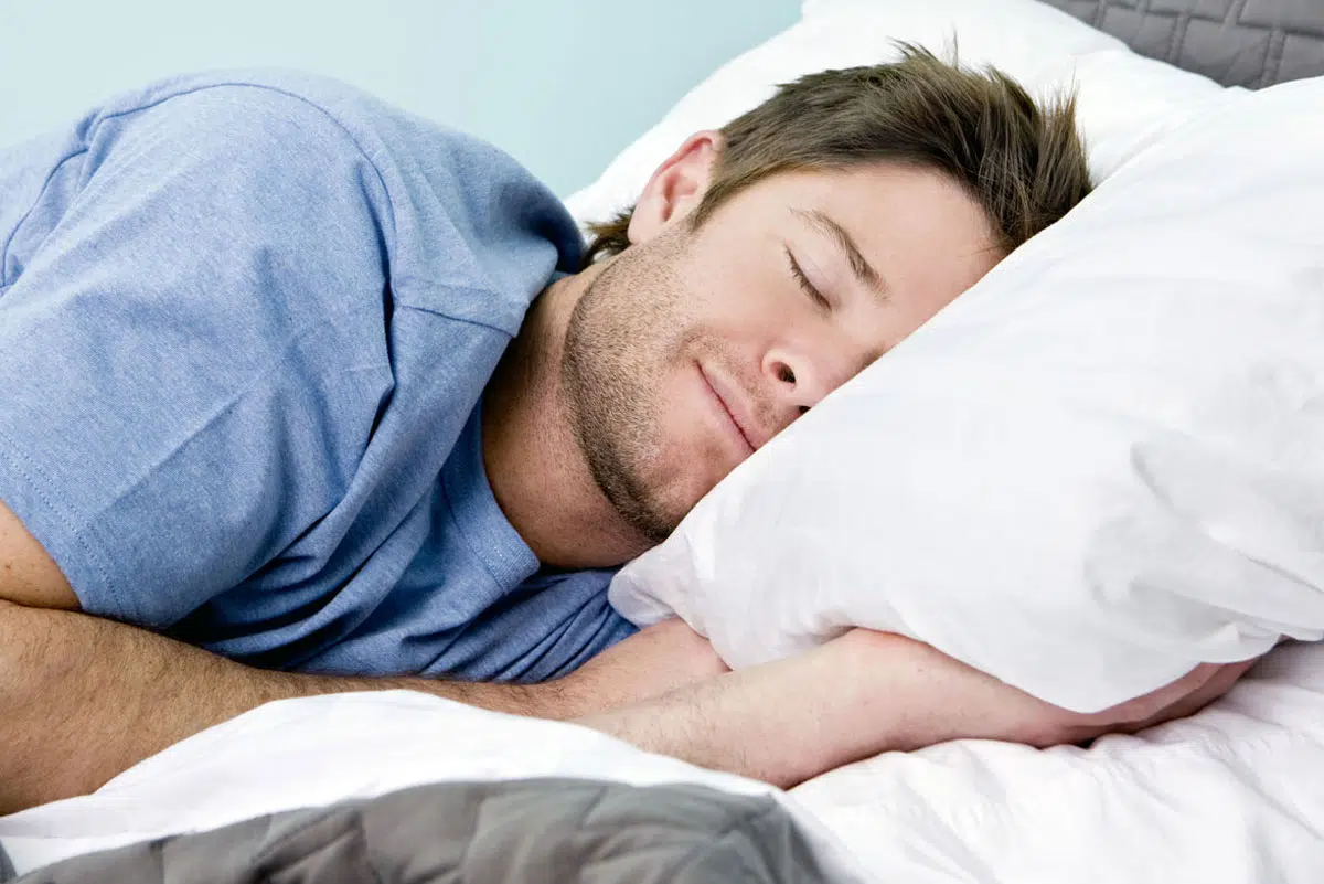 Dormir sur le côté pour ne plus ronfler durant son sommeil