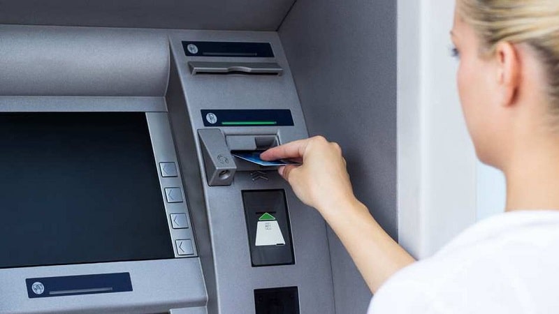 Qui est derrière B for Bank