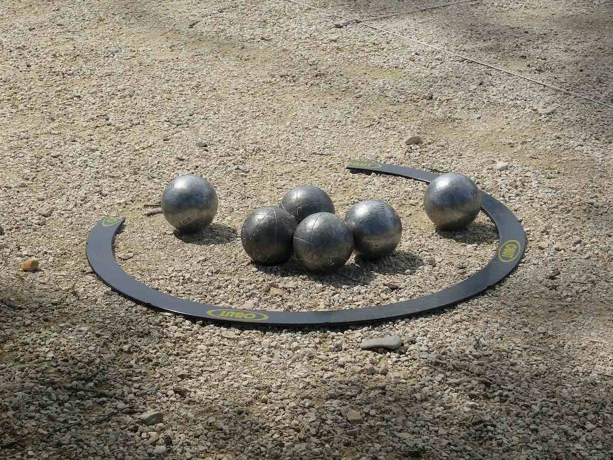 Boules, cochonnet et cercle sont nécessaire pour jouer à la pétanque