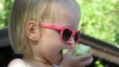 Choisissez des lunettes de soleil amusantes et protectrices pour vos enfants
