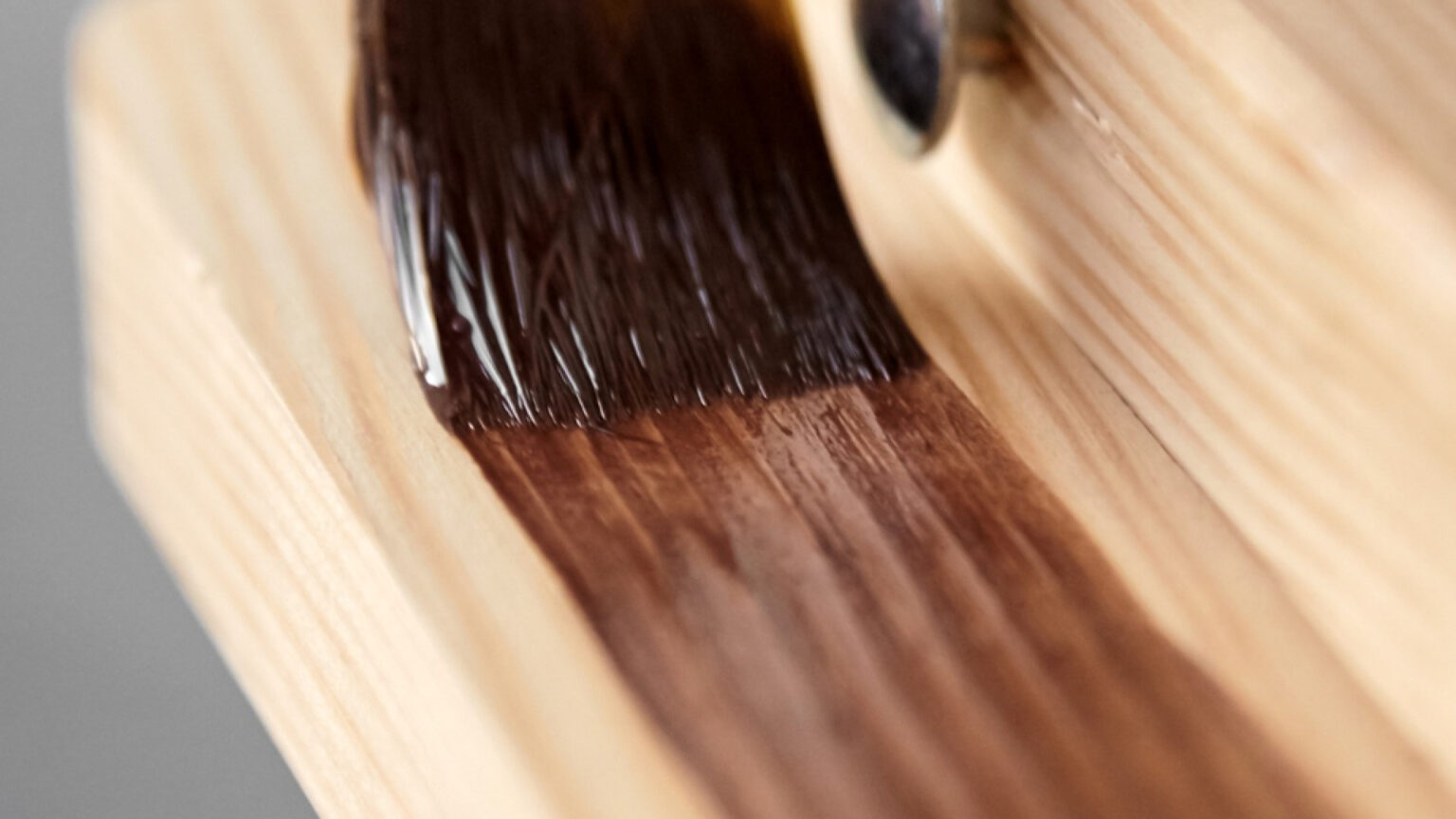 Comment choisir le bon vernis pour votre bois d’intérieur ?