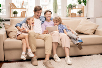 Comment choisir un canapé confortable pour toute la famille ?