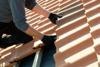 Comment choisir un couvreur à Saujon pour vos travaux de toiture ?