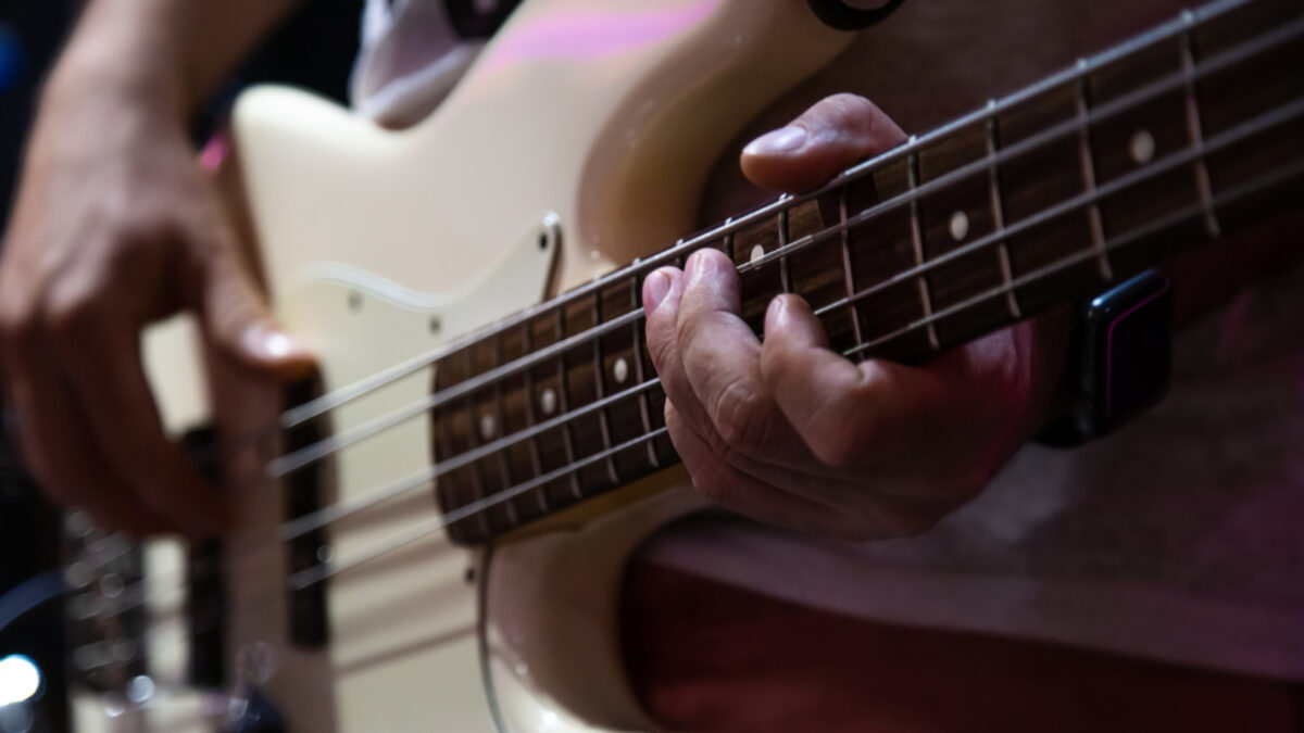 Guitares électriques et styles musicaux : quel modèle choisir pour le métal, le blues ou la pop ?