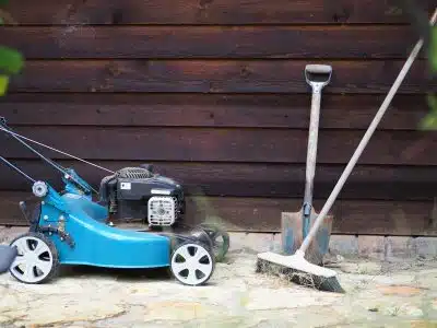 Quels outils utiliser pour nettoyer son jardin ?