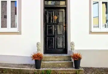 La rénovation de votre porte d'entrée : un investissement rentable ?