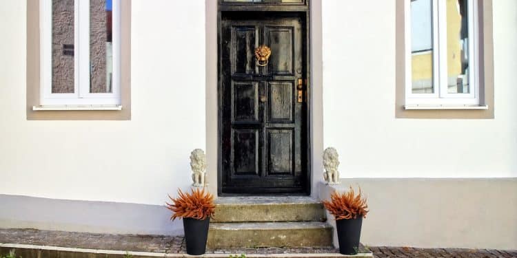 La rénovation de votre porte d'entrée : un investissement rentable ?