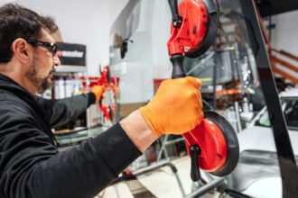 Pare-brise : pourquoi choisir un spécialiste pour le remplacer ?