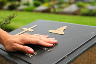 Plaque funéraire personnalisée : laissez un souvenir imperissable