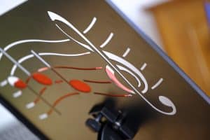 pupitre en métal décoré